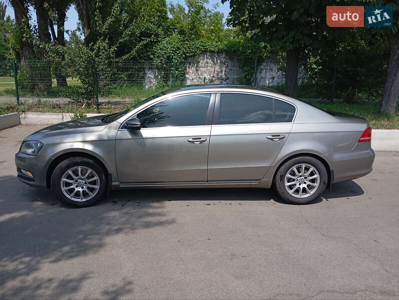 Седан Volkswagen Passat 2012 в Києві