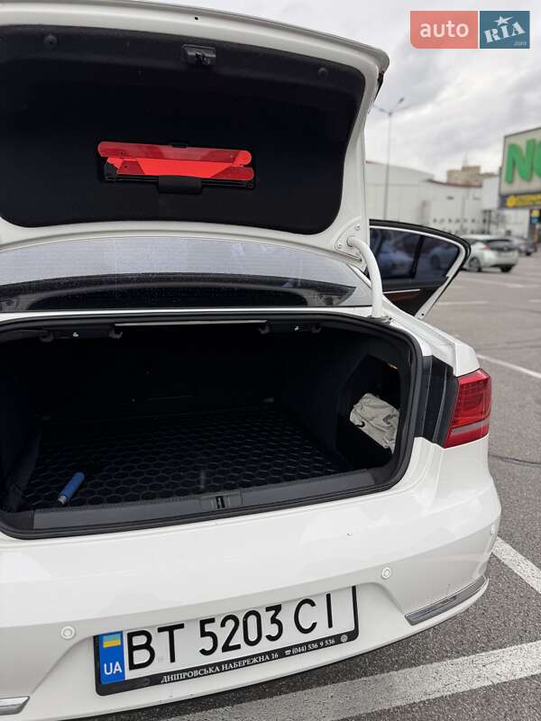 Седан Volkswagen Passat 2011 в Києві