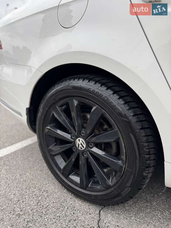 Седан Volkswagen Passat 2011 в Києві