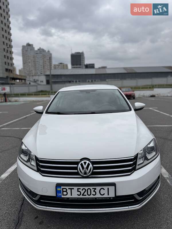 Седан Volkswagen Passat 2011 в Києві