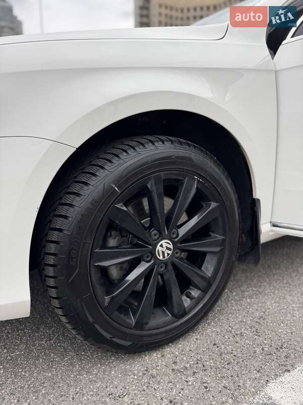 Седан Volkswagen Passat 2011 в Києві