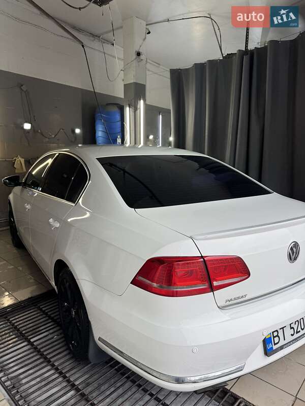 Седан Volkswagen Passat 2011 в Києві