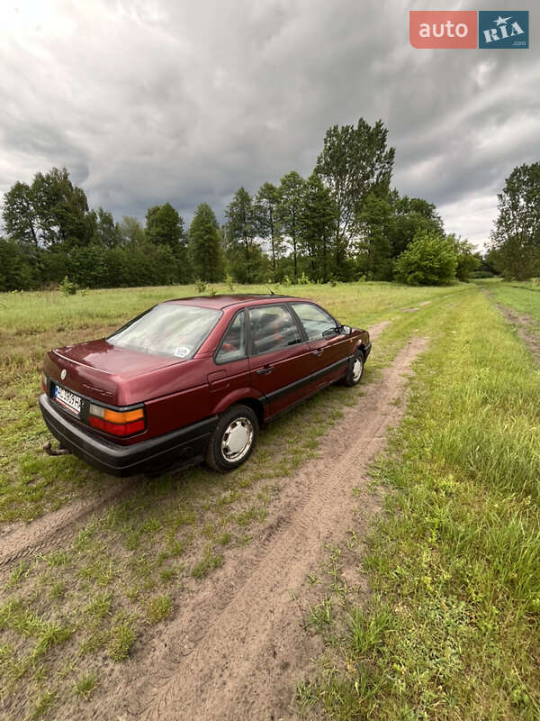 Седан Volkswagen Passat 1992 в Любомлі