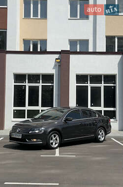 Седан Volkswagen Passat 2011 в Києві