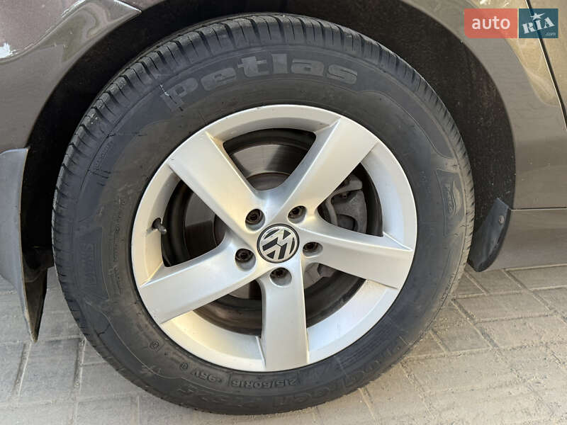 Седан Volkswagen Passat 2013 в Хмельницькому