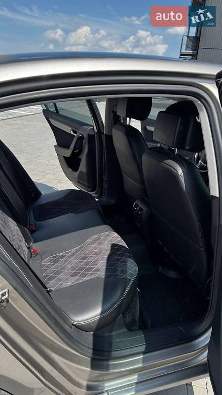 Седан Volkswagen Passat 2013 в Ивано-Франковске