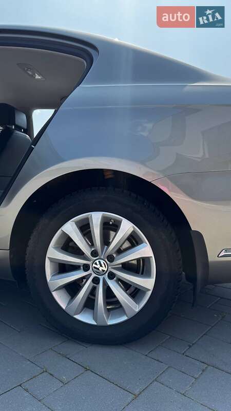 Седан Volkswagen Passat 2013 в Ивано-Франковске
