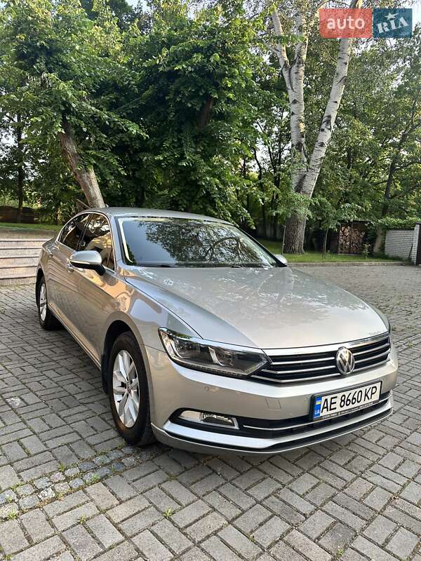 Седан Volkswagen Passat 2017 в Днепре