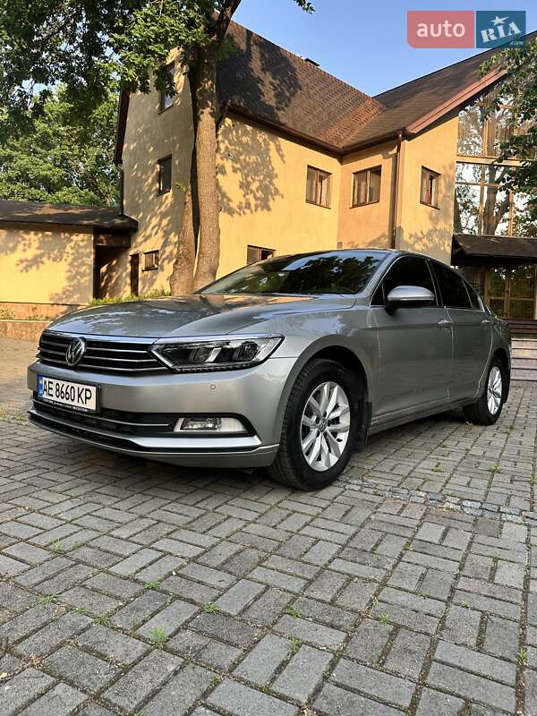 Седан Volkswagen Passat 2017 в Днепре