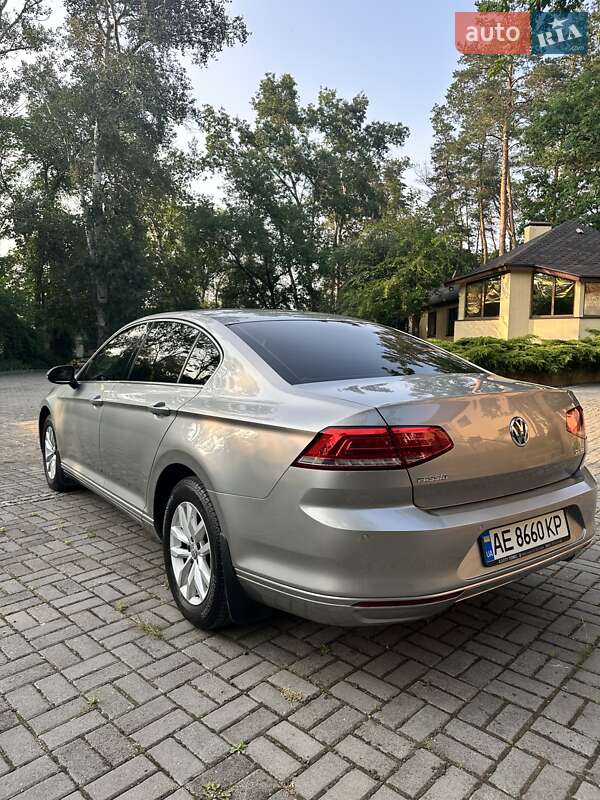 Седан Volkswagen Passat 2017 в Днепре