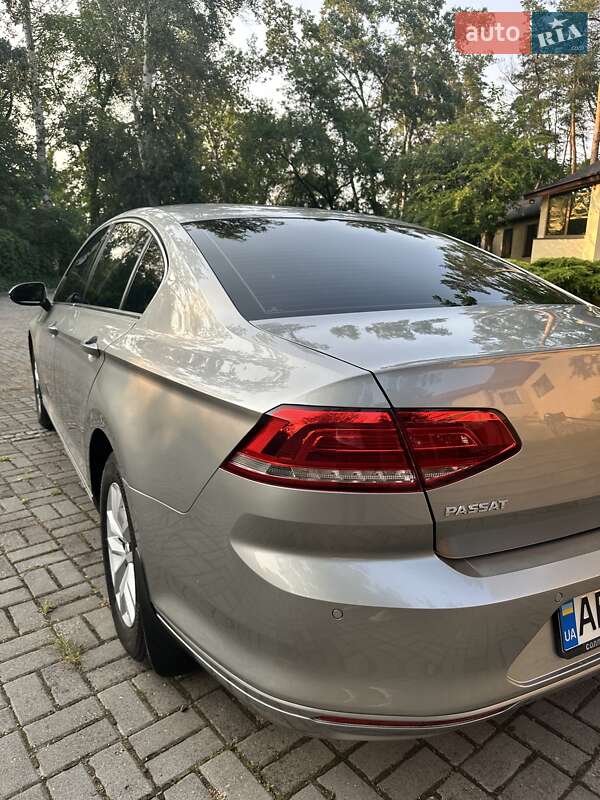 Седан Volkswagen Passat 2017 в Днепре