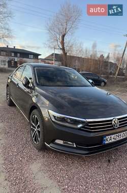 Седан Volkswagen Passat 2016 в Киеве