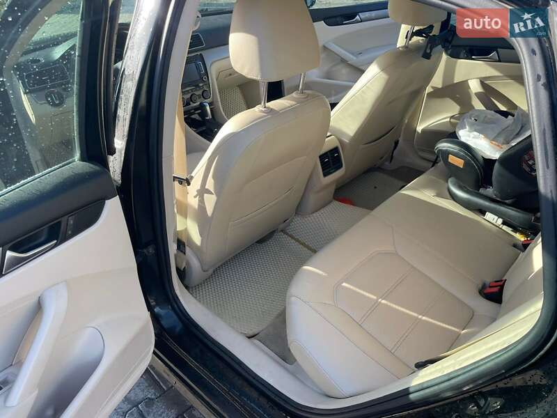 Седан Volkswagen Passat 2014 в Львові