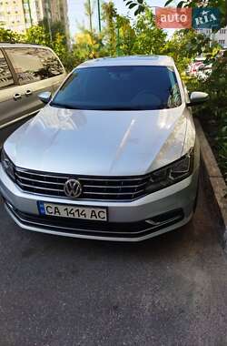 Седан Volkswagen Passat 2015 в Нововолинську