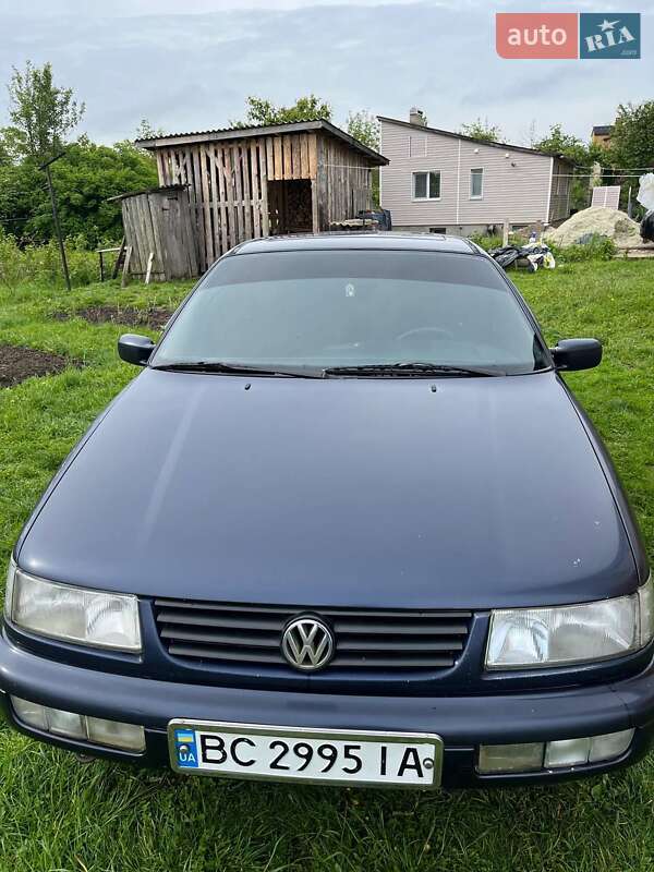Седан Volkswagen Passat 1994 в Самборі
