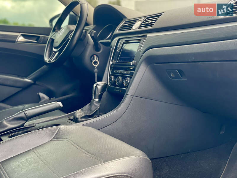 Седан Volkswagen Passat 2017 в Днепре