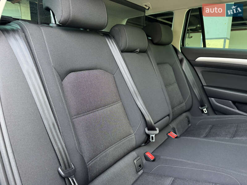 Универсал Volkswagen Passat 2018 в Киеве