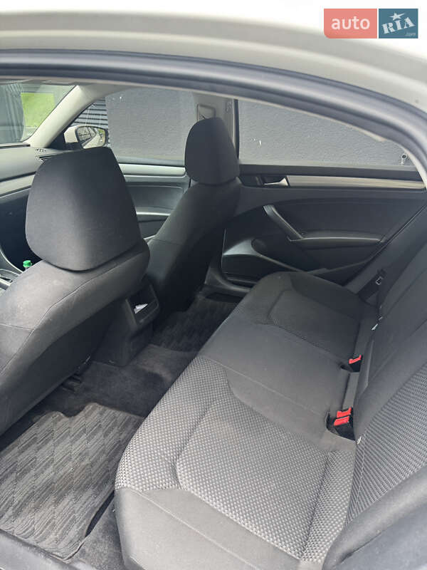 Седан Volkswagen Passat 2013 в Львове