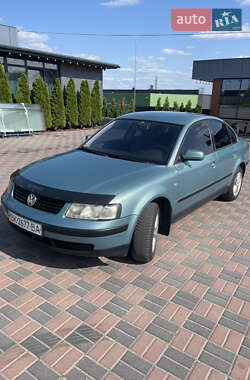 Седан Volkswagen Passat 1998 в Рівному
