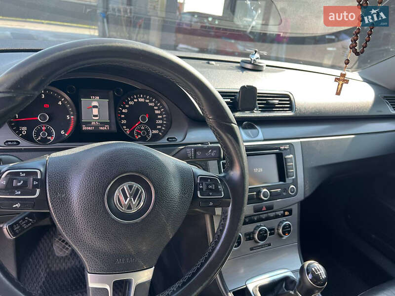 Седан Volkswagen Passat 2013 в Львове