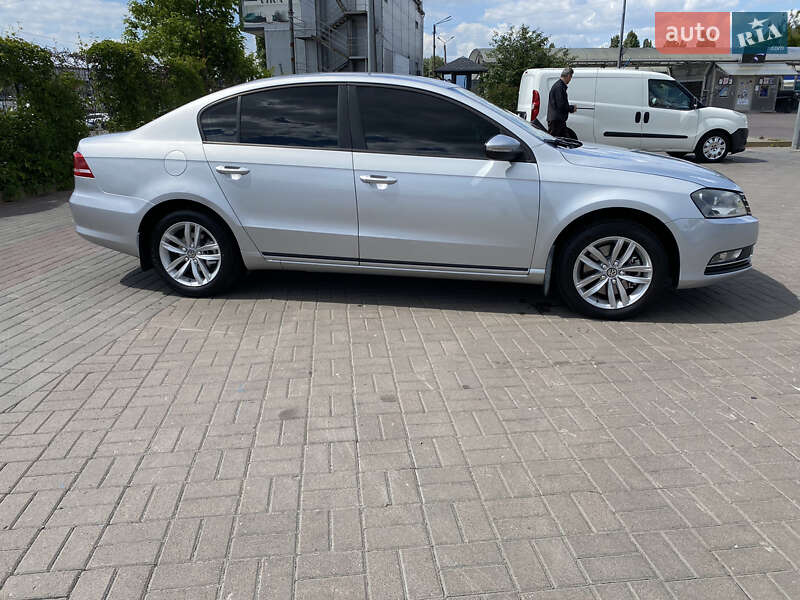 Седан Volkswagen Passat 2011 в Киеве