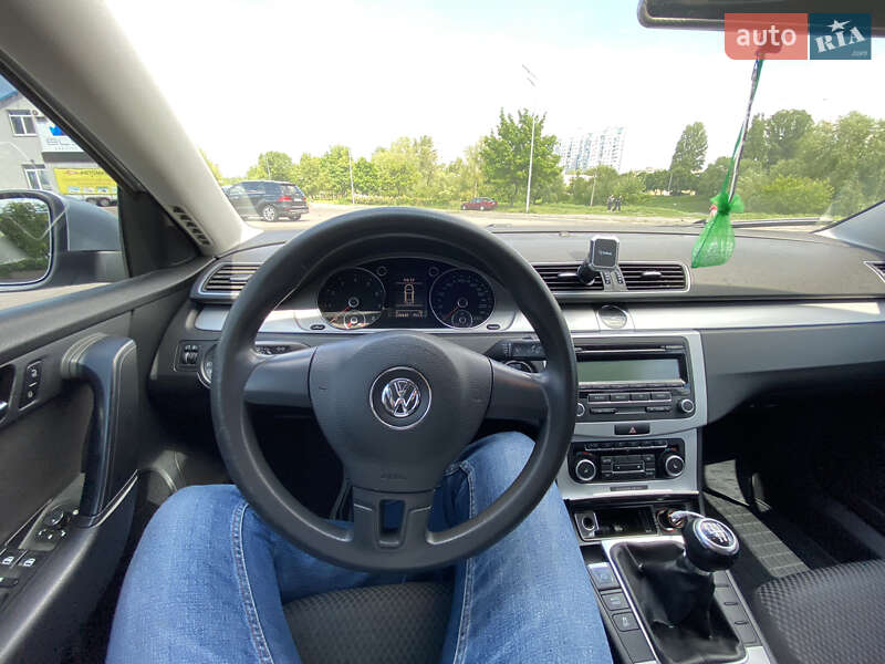 Седан Volkswagen Passat 2011 в Киеве