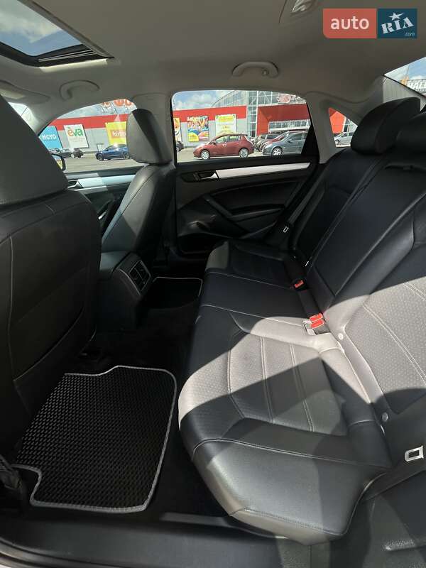 Седан Volkswagen Passat 2012 в Ровно