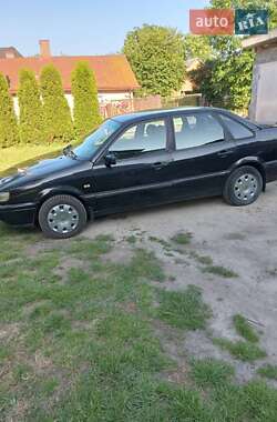 Седан Volkswagen Passat 1995 в Каменке-Бугской