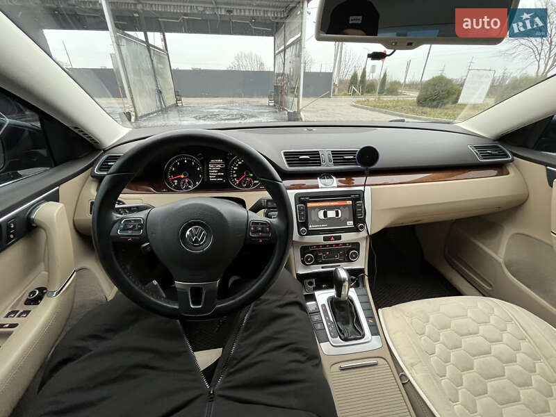 Седан Volkswagen Passat 2011 в Житомире