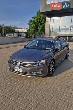 Седан Volkswagen Passat 2016 в Киеве