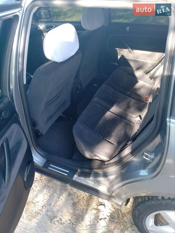 Універсал Volkswagen Passat 2002 в Новояворівську