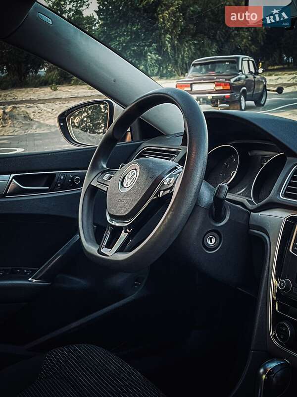 Седан Volkswagen Passat 2017 в Черкасах