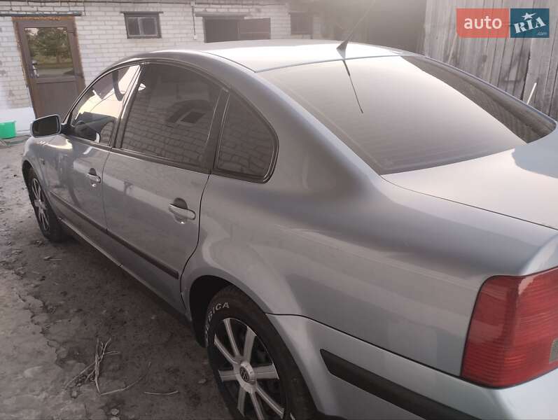 Седан Volkswagen Passat 1998 в Рожище