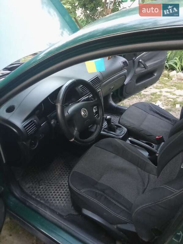 Седан Volkswagen Passat 2001 в Волочиске