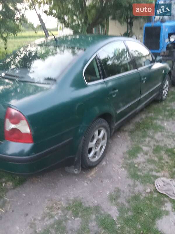 Седан Volkswagen Passat 2001 в Волочиске