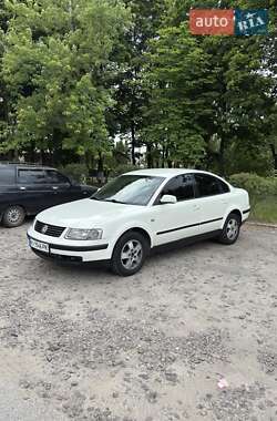 Седан Volkswagen Passat 1999 в Сквире