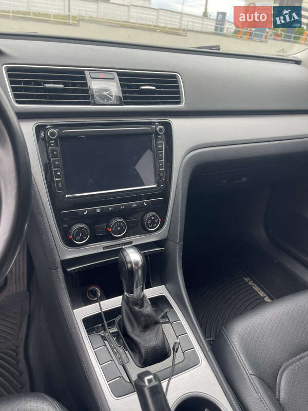 Седан Volkswagen Passat 2013 в Києві