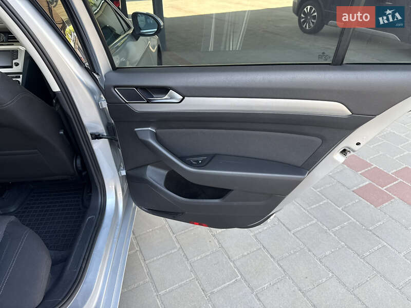 Седан Volkswagen Passat 2016 в Житомире