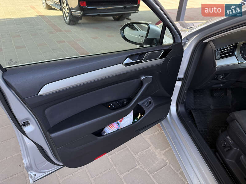 Седан Volkswagen Passat 2016 в Житомире