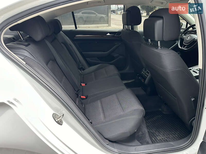 Седан Volkswagen Passat 2015 в Дніпрі