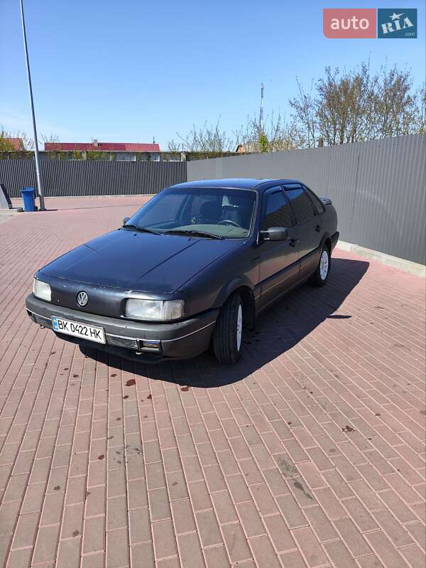 Седан Volkswagen Passat 1988 в Сарнах