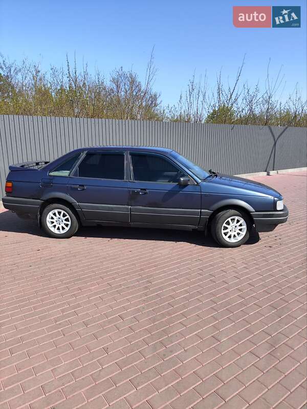 Седан Volkswagen Passat 1988 в Сарнах