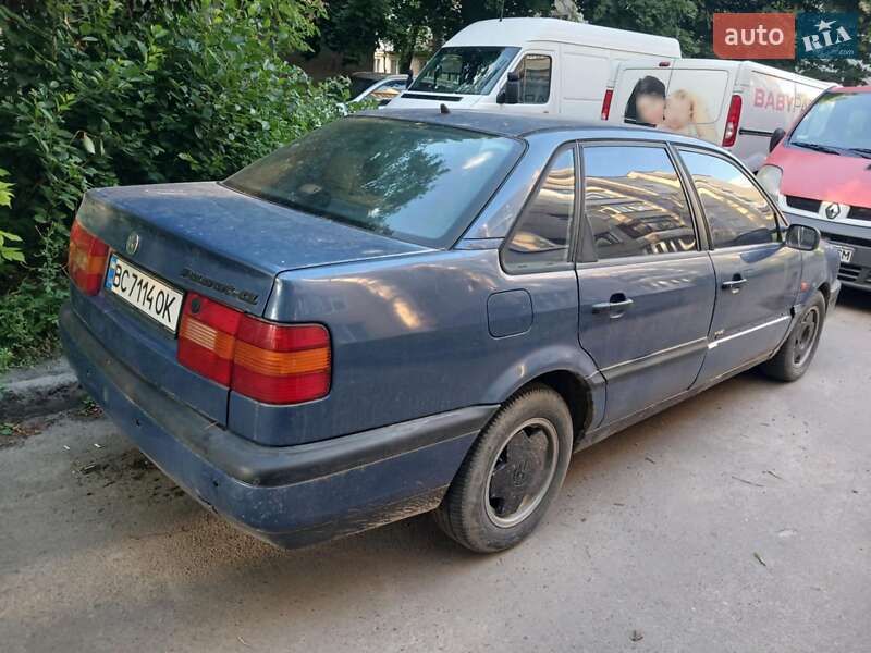 Седан Volkswagen Passat 1994 в Бродах