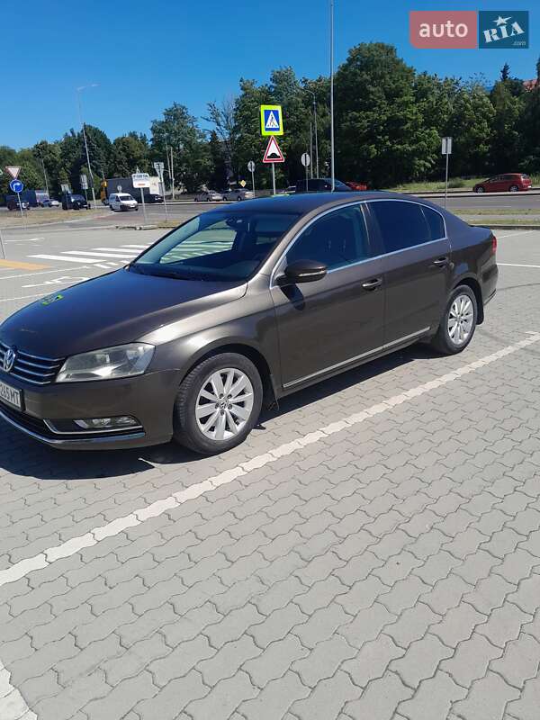 Седан Volkswagen Passat 2012 в Львове