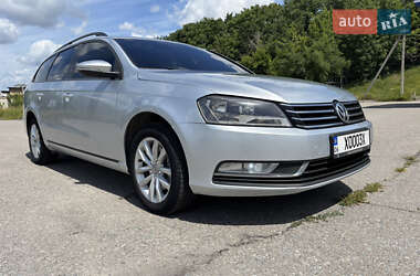 Універсал Volkswagen Passat 2013 в Житомирі