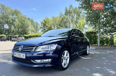 Седан Volkswagen Passat 2012 в Києві