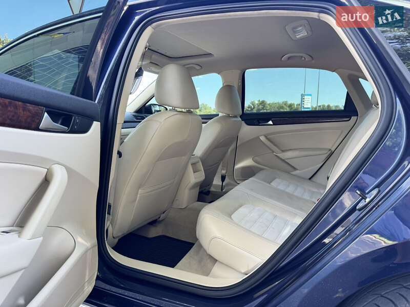 Седан Volkswagen Passat 2012 в Рівному