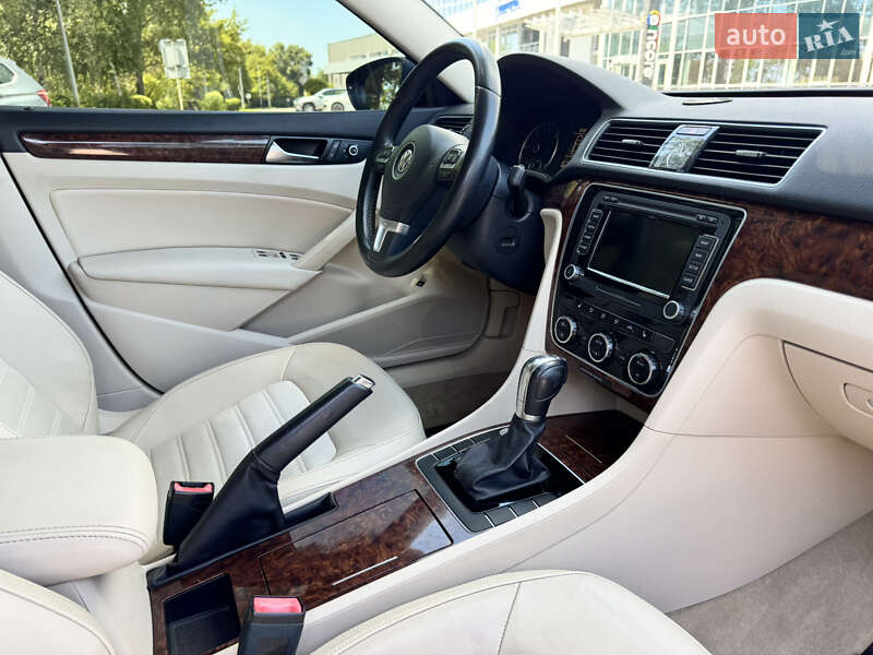 Седан Volkswagen Passat 2012 в Рівному