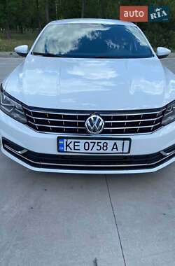 Седан Volkswagen Passat 2016 в Львове