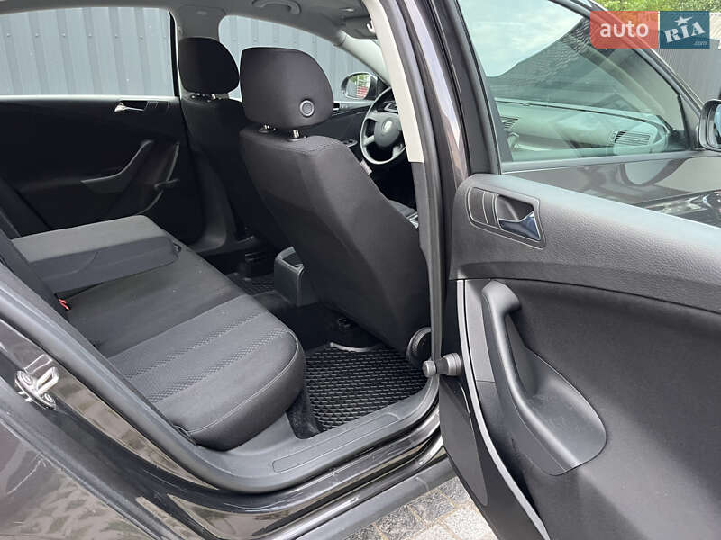 Седан Volkswagen Passat 2005 в Звягелі